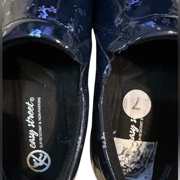 Easy Works by Easy Street Blue Floral Print Tiffany Clogs - Picture 2 of 6